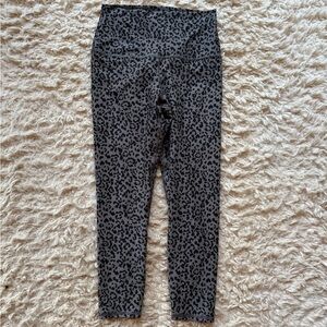 Leopard print athletic leggings Women’s size medium